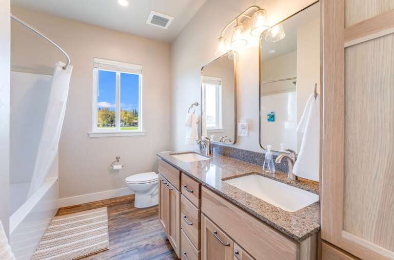 Shared Bathroom | Upper Level Shared Bathroom | Upper Level