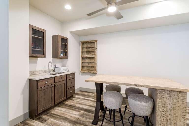 Extra seating for breakfast or lunch! Extra seating for breakfast or lunch!