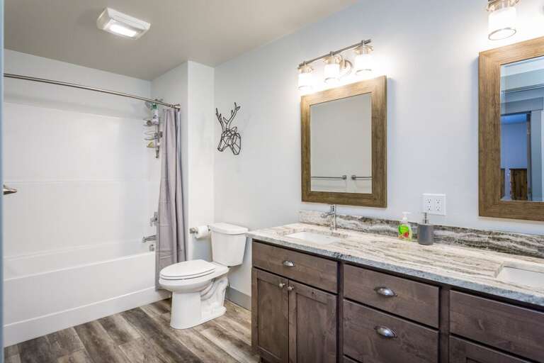 Full bath on upper level. Full bath on upper level.