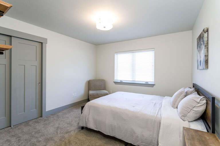 Queen bedroom. Queen bedroom.