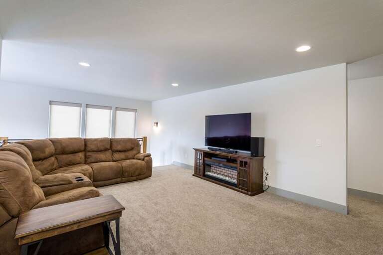 Upper floor living area perfect for a movie! Upper floor living area perfect for a movie!