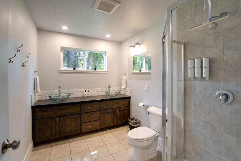 Shared Bathroom | Upper Level