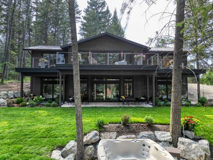 Private Hot Tub in the Backyard | Exterior Private Hot Tub in the Backyard | Exterior