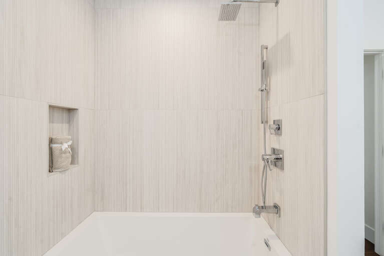 Shower/ Tub Combo | Lower Level Shower/ Tub Combo | Lower Level
