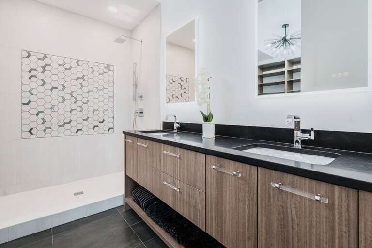 Spacious En-suite Bathroom | Lower Level Spacious En-suite Bathroom | Lower Level