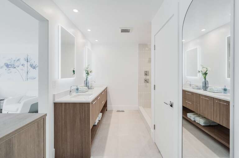 Spacious En-suite Bathroom | Main Level Spacious En-suite Bathroom | Main Level