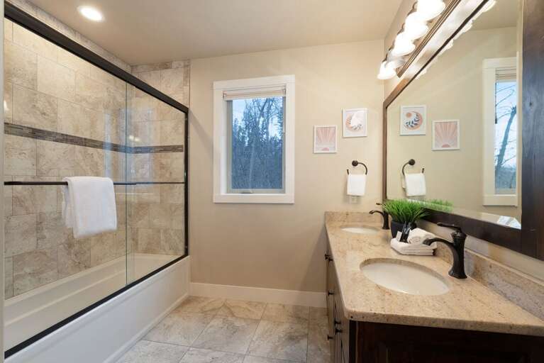 Shared Bathroom | Main Level