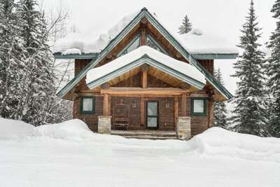 This cozy cabin exudes rustic charm | Exterior This cozy cabin exudes rustic charm | Exterior