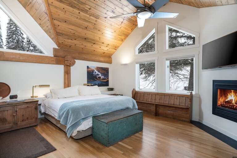 Primary Bedroom | King-sized Bed | Upper Level