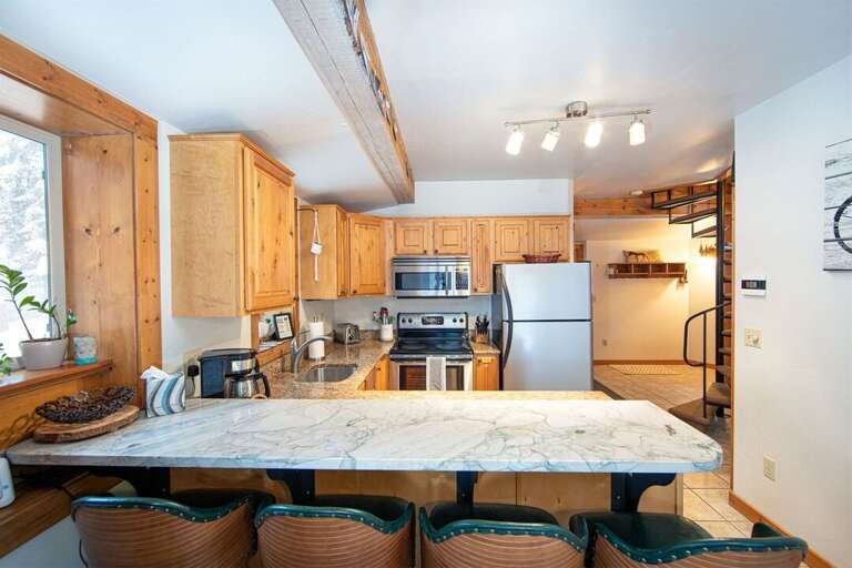 Enjoy seating for 4 at the breakfast bar | Lower Level