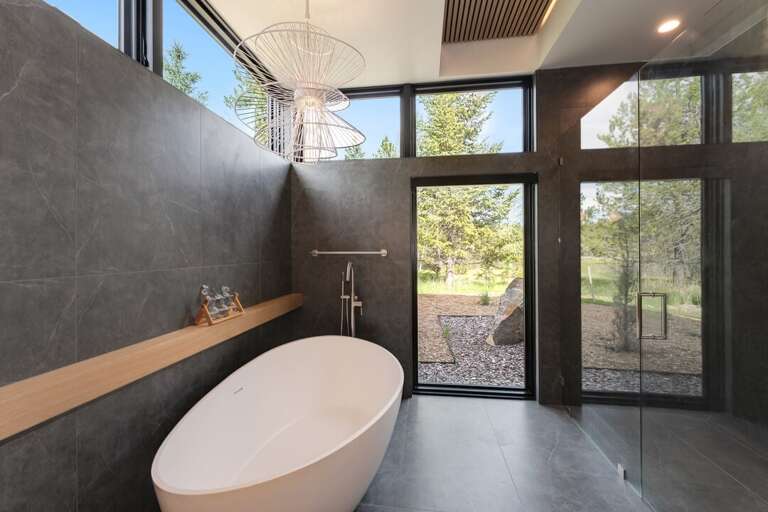 Large Soaking Tub | Main Level