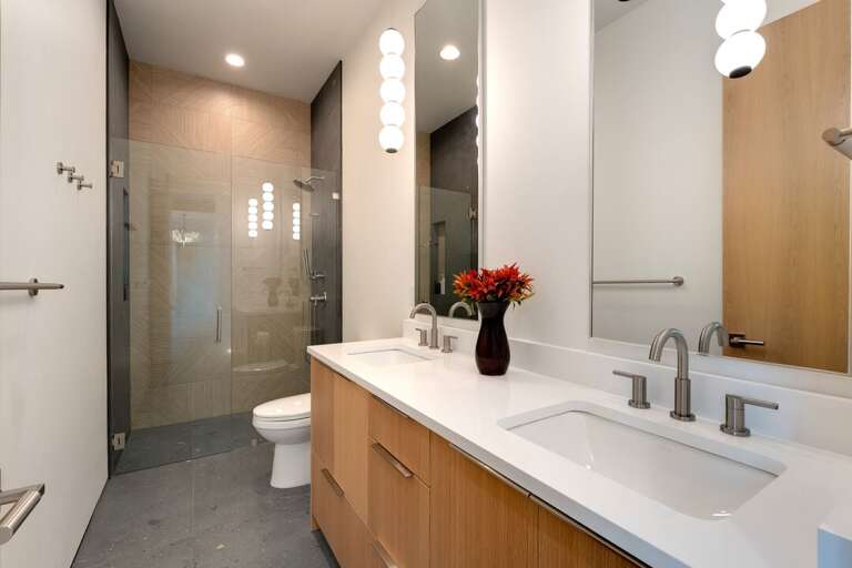 Shared Bathroom | Main Level