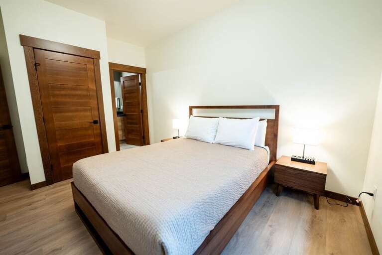 Second Bedroom with Queen-size Bed | Middle Level Second Bedroom with Queen-size Bed | Middle Level