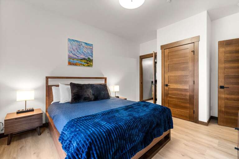 Second Bedroom with Queen-size Bed | Middle Level Second Bedroom with Queen-size Bed | Middle Level