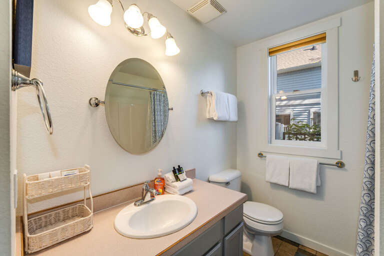 Shared Bathroom | Main Level