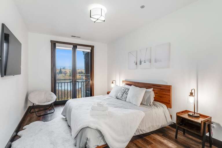 Bedroom 1 - King-sized bed, a 42” Smart TV | Main Level