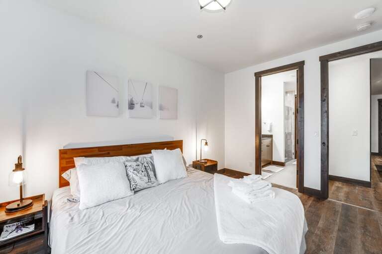 Bedroom 1 - King-sized bed and en suite bathroom | Main Level