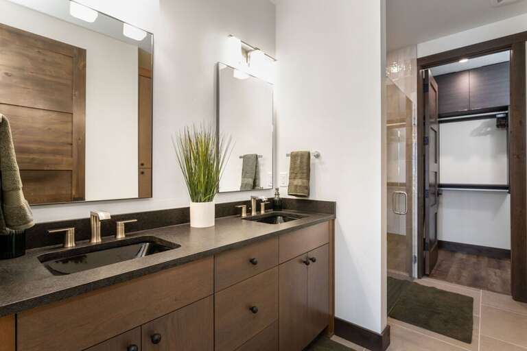 The second ensuite has dual vanity with great lighting!