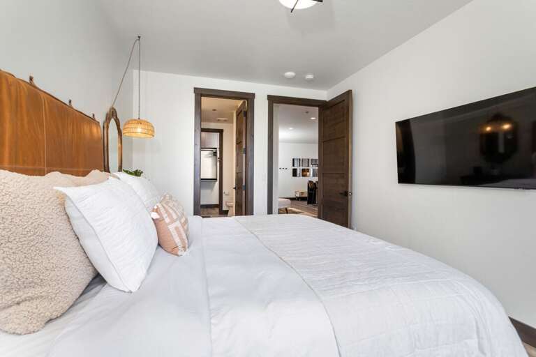 Premium bedding with a smart tv | King Bed