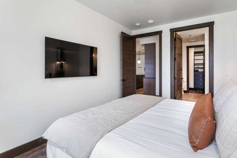 A private bathroom and a walk-in closet | King Bed