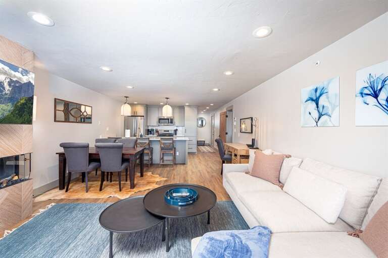 Beautifully decorated with a modern aesthetic, the main living space of Eidelweiss 214 is a lovely space to call home for your Montana adventure | Main Level