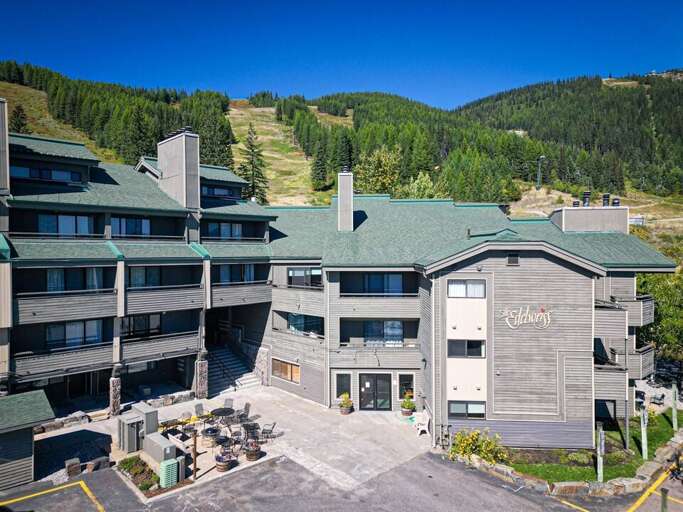 The Eidelweiss building offers great community features - hot tub, laundry area, grills & seating | Exterior