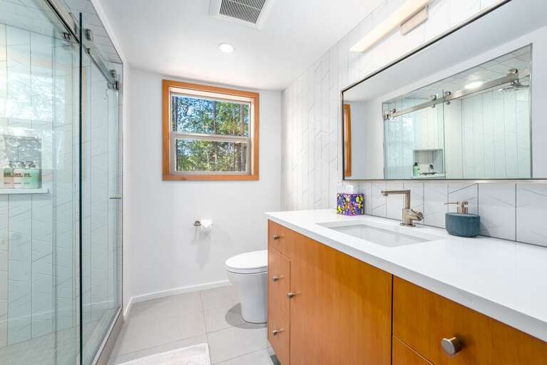 Spacious shared bathroom | Main Level