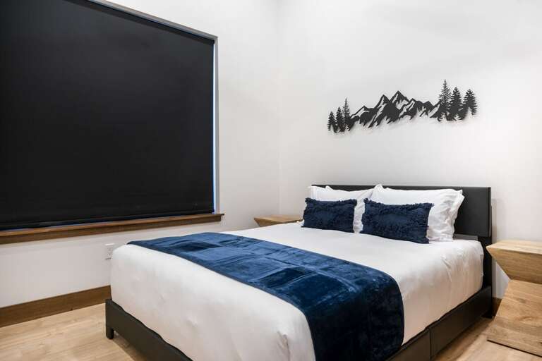 Queen Bed | Main Level