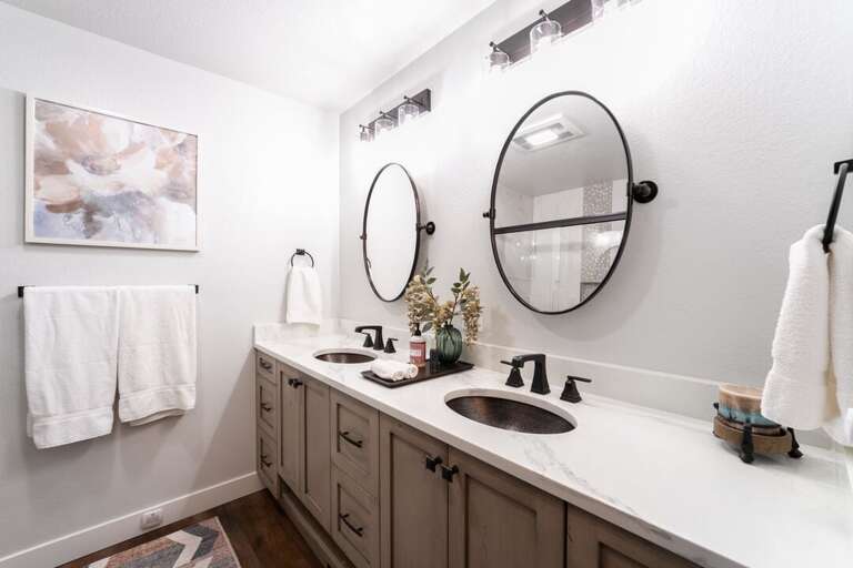 Shared Bathroom | Main Level