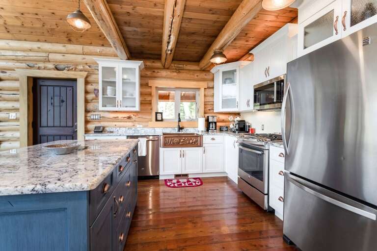 Large center island, perfect for meal prepping!