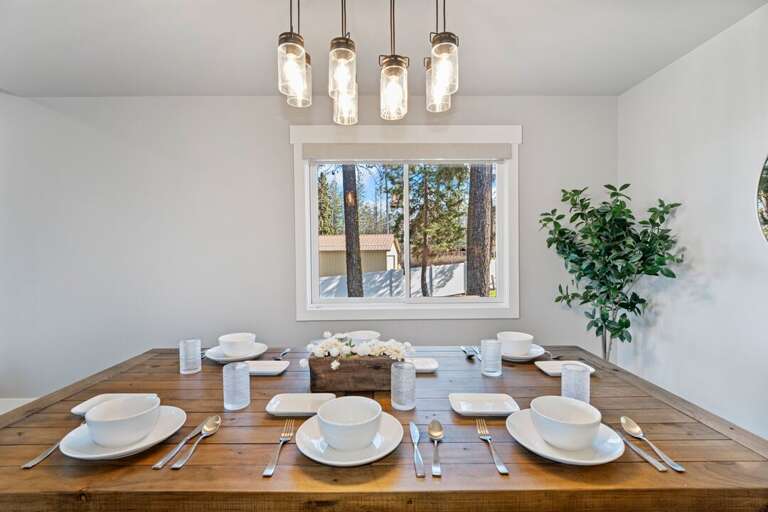 Party of 6 Dining Capacity | Main Level