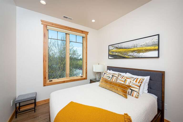 The beautifully decorated guest bedroom offers a queen bed | Main Level The beautifully decorated guest bedroom offers a queen bed | Main Level