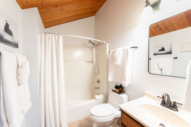 Main Level Full Shared Bathroom with Tub/Shower Combo | Main Level