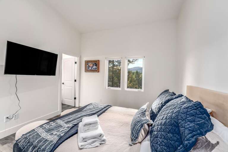 Bedroom 3(Upper Level)- Queen Bed