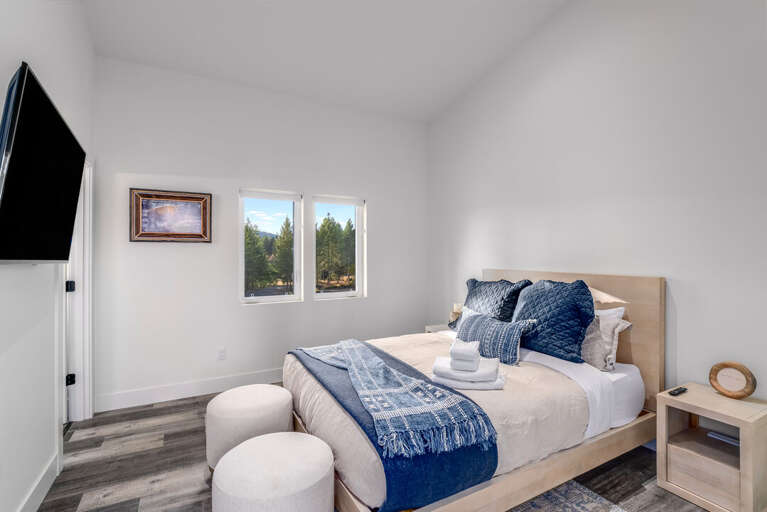 Bedroom 3(Upper Level)- Queen Bed, Smart TV and En Suite Bathroom