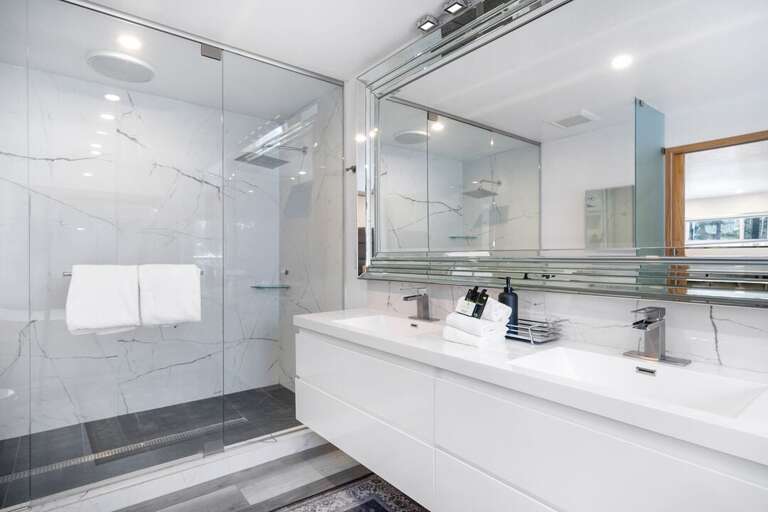 Primary En-suite Bathroom | Upper Level