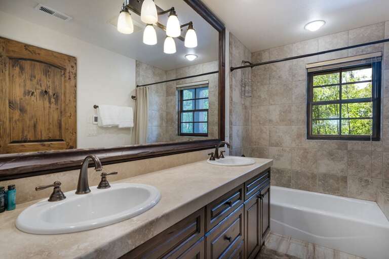 Queen Bathroom | Lower Level