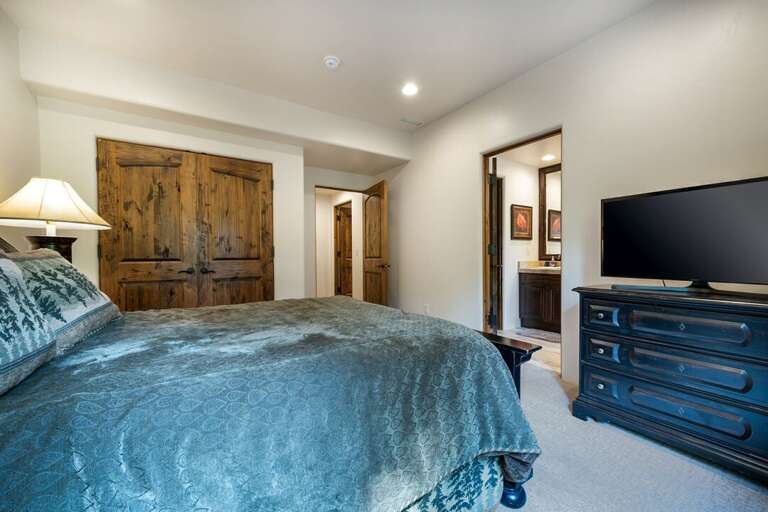 Queen Bed | Lower Level