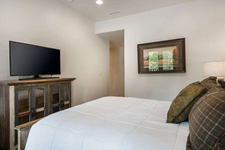 Queen Bed | Lower Level