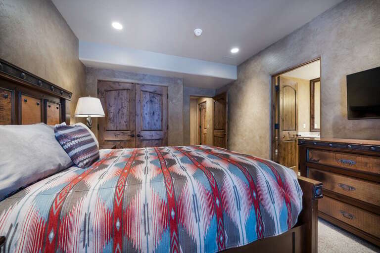 Relax with your TV show | Queen Bed Relax with your TV show | Queen Bed