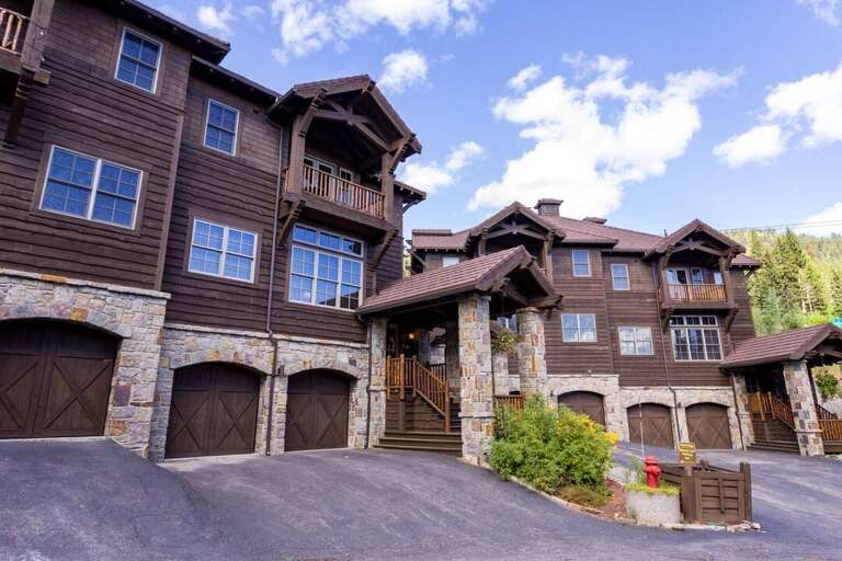 Ample parking | Exterior