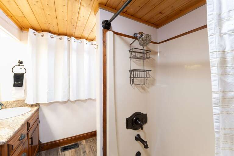 Tub and shower combo | Upper Level