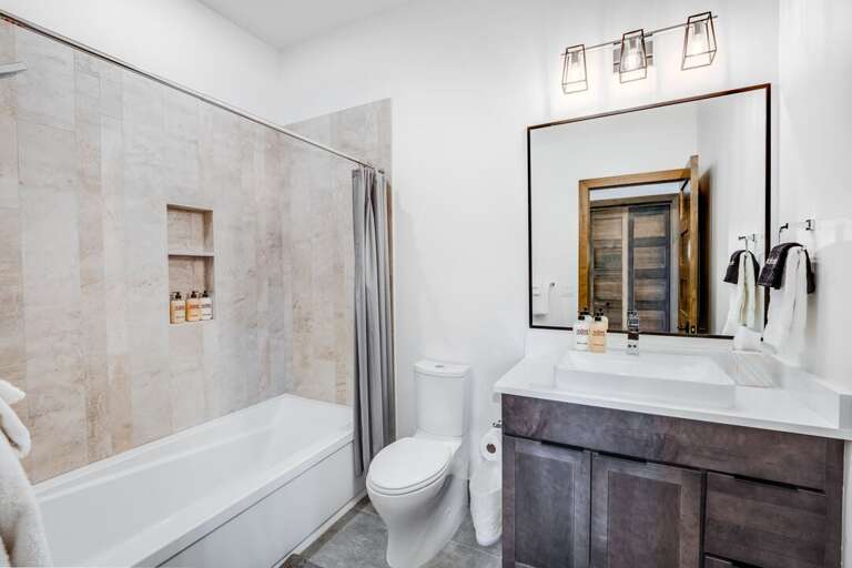 Shared Bathroom | Main Level