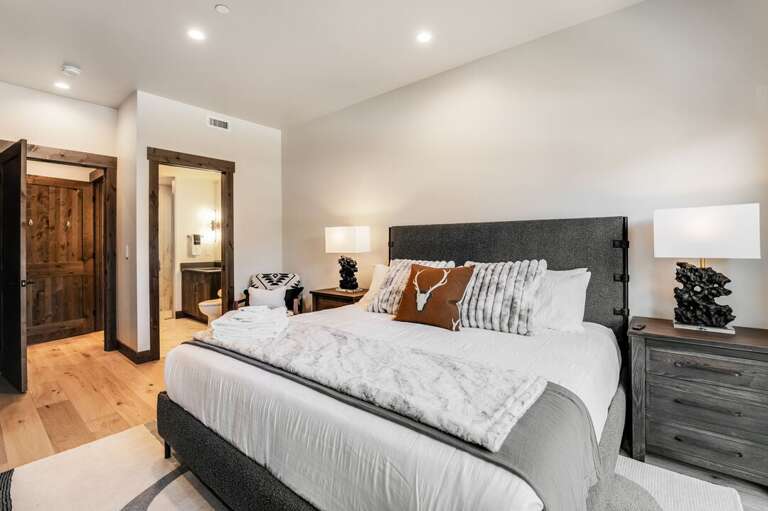 Primary Bedroom | King-size Bed | Main Level