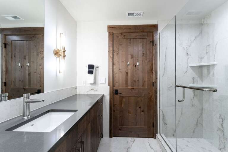 Shared Bathroom | Upper Level