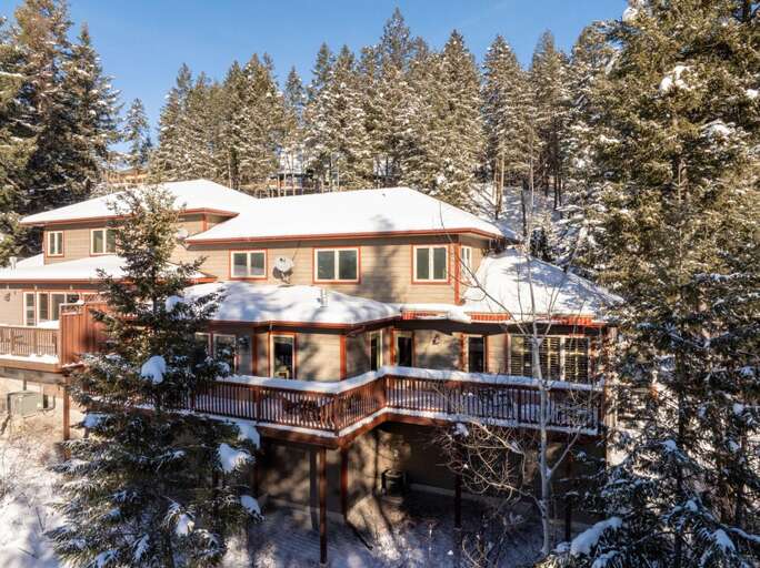 Townhouse with Expansive Decks and ViewsImmerse in the Private Hot Tub!