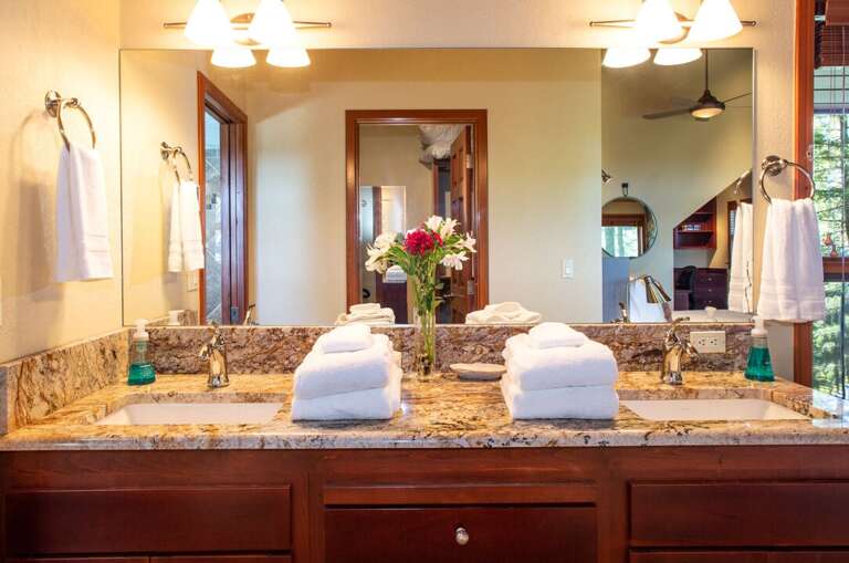 En suite bathroom | Main Level