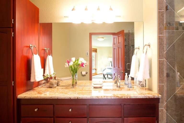 En suite bathroom | Main Level