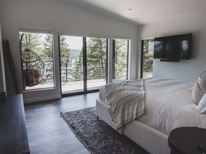 Wake up to lake views in the master suite | Upper Level