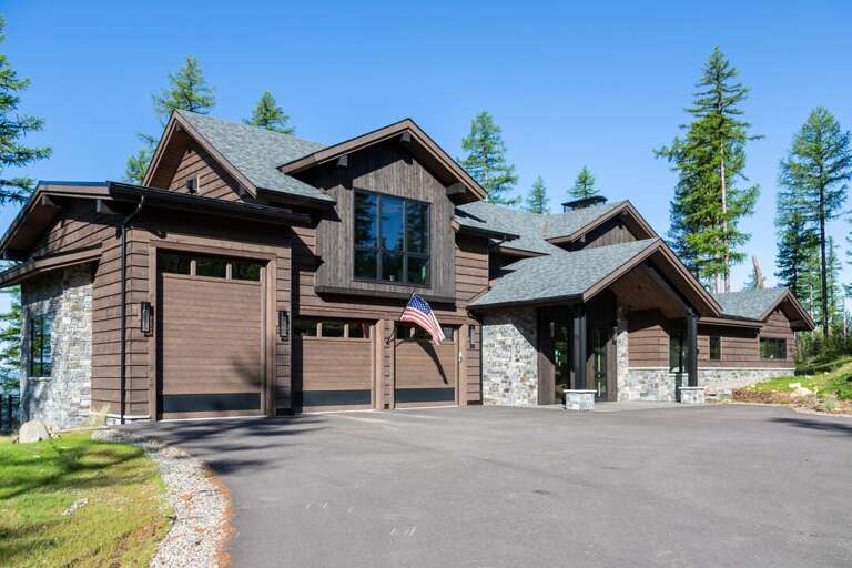 3-Car Garage and Parking in the Driveway | Exterior 3-Car Garage and Parking in the Driveway | Exterior